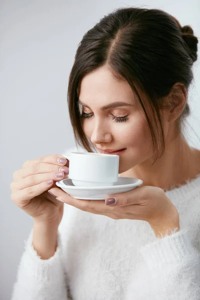 Mulher bonita com xícara de café . — Fotografia de Stock