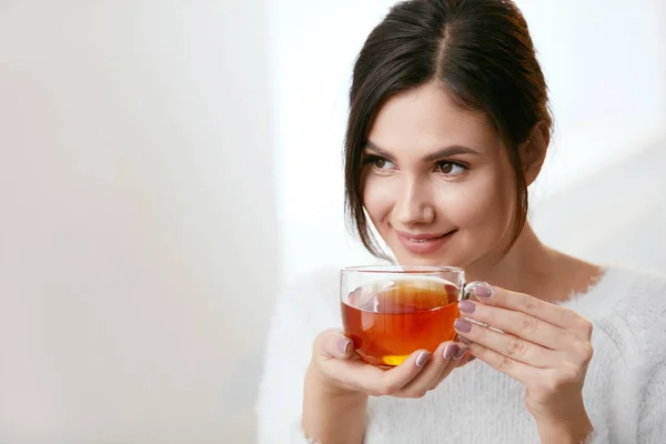 Bebe. Mulher bonita bebendo chá de copo — Fotografia de Stock