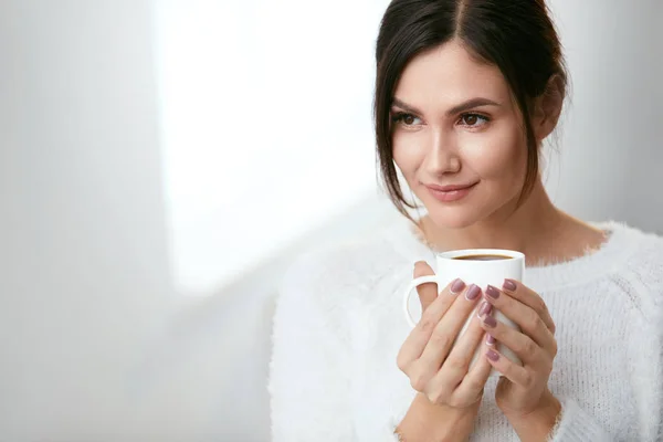 Coffee Drink. Beautiful Female Holding Cup With Hot Drink. — Stock Photo, Image