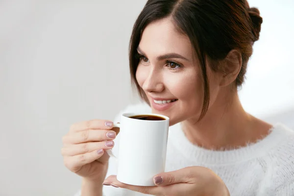 Bebida de café. Taça feminina bonita segurando com bebida quente . — Fotografia de Stock