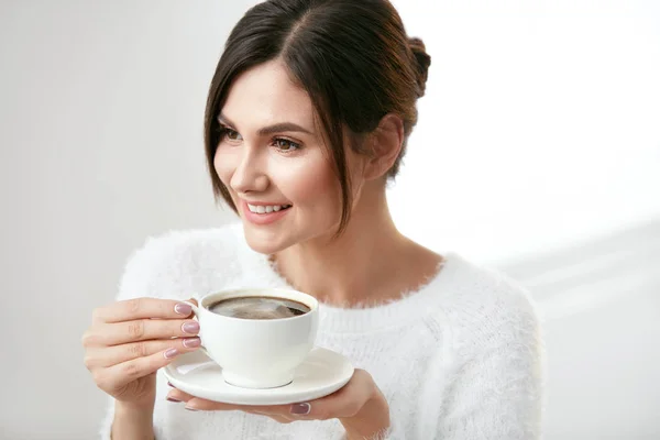 Mulher bonita com xícara de café . — Fotografia de Stock