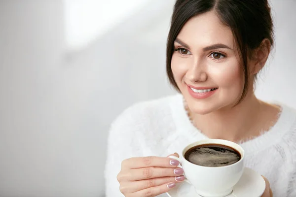 Mulher bonita com xícara de café . — Fotografia de Stock
