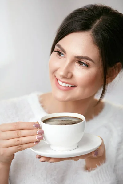 Mulher bonita com xícara de café . — Fotografia de Stock