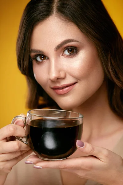 Mulher a beber café. Bebida Feminina Bebida Quente . — Fotografia de Stock