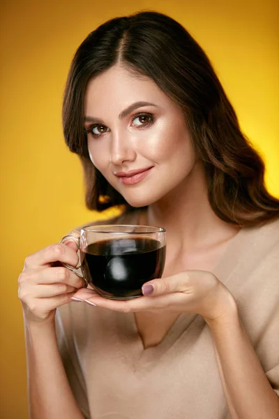 Donna che beve caffe '. Bevanda calda femminile . — Foto Stock