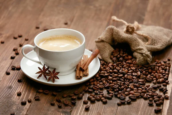 Uma chávena de café. Bebida quente e feijão na mesa . — Fotografia de Stock
