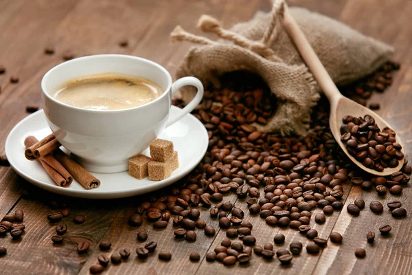 Una tazza di caffè. Bevanda calda e fagioli sul tavolo . — Foto Stock