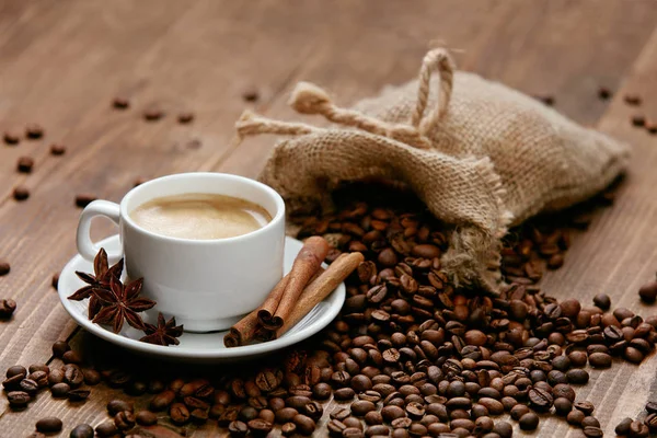 Una tazza di caffè. Bevanda calda e fagioli sul tavolo . — Foto Stock