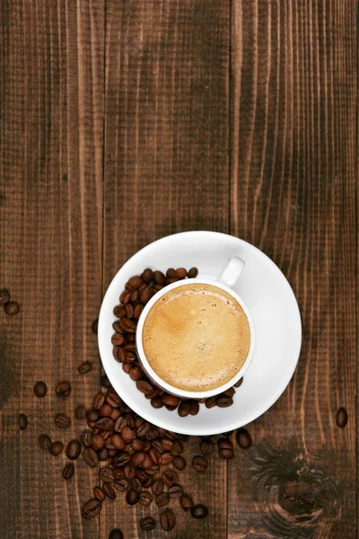 커피 음료입니다. 나무 테이블에 커피 한잔. — 스톡 사진
