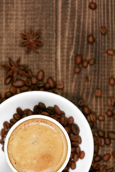 커피 음료입니다. 나무 테이블에 커피 한잔. — 스톡 사진