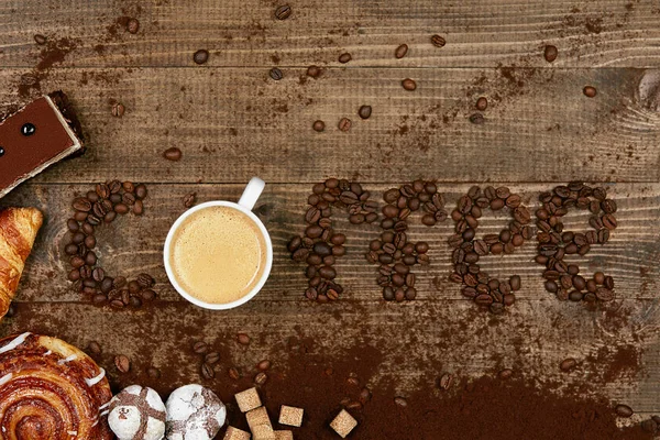 커피 단어와 커피 한잔과 함께 콩. — 스톡 사진
