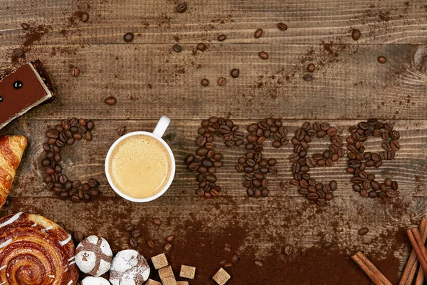 커피 단어와 커피 한잔과 함께 콩. — 스톡 사진
