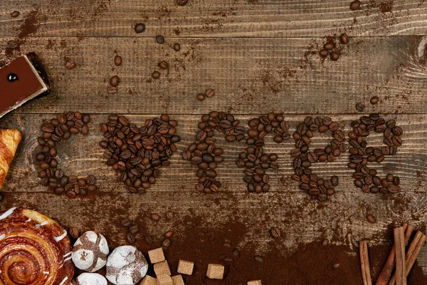 Palabra de café con corazón de granos de café . — Foto de Stock