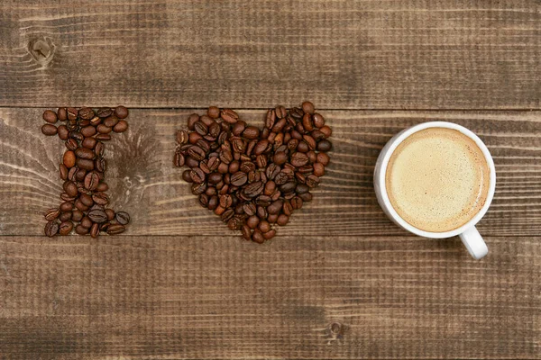 커피를 사랑 해요. 커피 원두와 테이블에 Coffe의 컵 — 스톡 사진