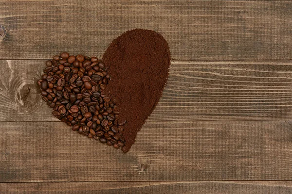 Corazón de café sobre mesa de madera — Foto de Stock