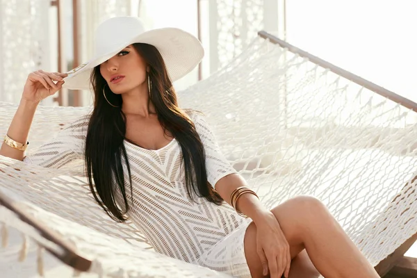 Chica de moda en elegante sombrero blanco y ropa de moda —  Fotos de Stock