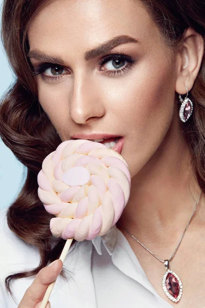 Maquillaje de belleza. Mujer con joyas y dulces . — Foto de Stock