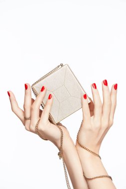 Güzellik çivi. Kırmızı manikür ile eller.