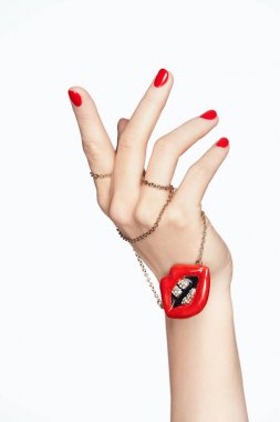 Tasarım çivi. Kırmızı manikür ve kırmızı dudaklar ile el