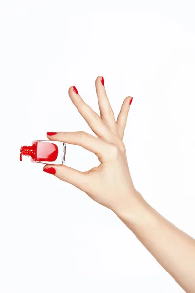 Esmalte de uñas rojo. Mano con uñas rojas sobre fondo blanco — Foto de Stock