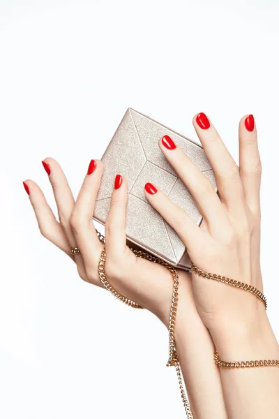 Краса нігті. Жіночих рук з червоним манікюр. — стокове фото