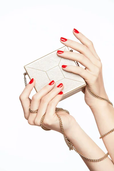 아름다움 손톱입니다. 빨간 매니큐어와 여성 손. — 스톡 사진