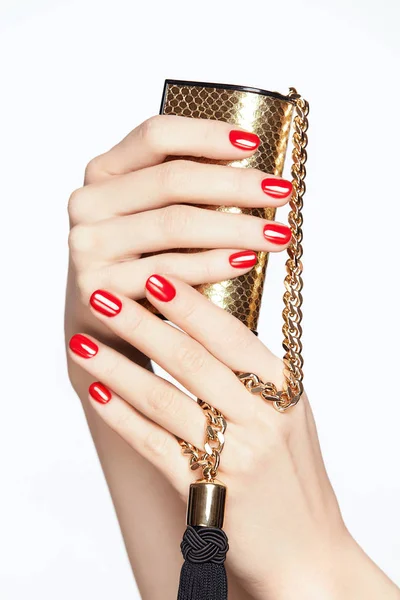 Skönhet naglar. Kvinnliga händer med rött manikyr. — Stockfoto