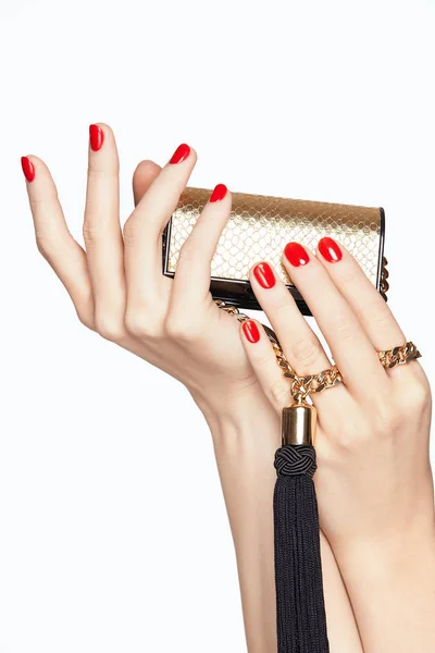 Skönhet naglar. Kvinnliga händer med rött manikyr. — Stockfoto