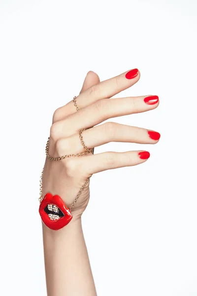 Diseño de uñas. Manos con manicura roja y labios rojos — Foto de Stock