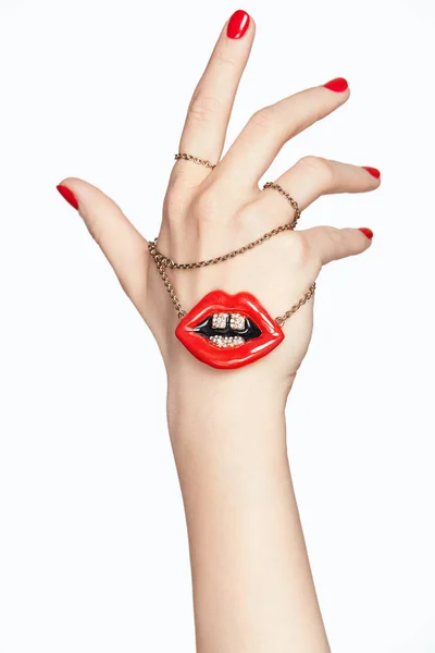 Diseño de uñas. Manos con manicura roja y labios rojos — Foto de Stock