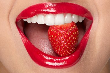 Dudaklar. Kadın kırmızı ruj ve çilek ile