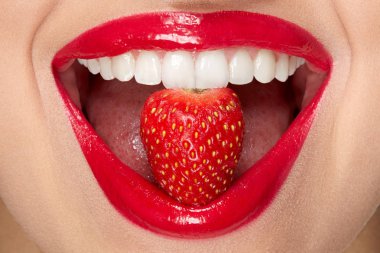 Dudaklar. Kadın kırmızı ruj ve çilek ile