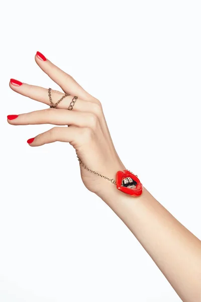 Diseño de uñas. Manos con manicura roja y labios rojos — Foto de Stock