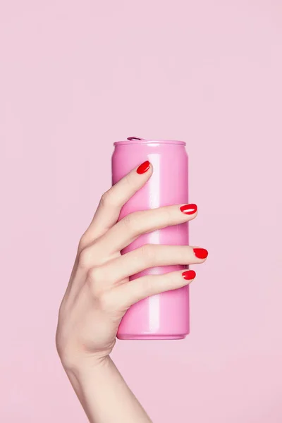 Diseño de uñas. Manicura roja en las manos de la mujer . — Foto de Stock