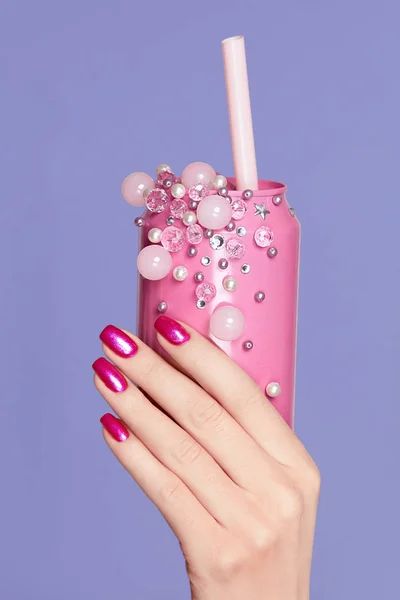 Розовые ногти. Женщина с банкой содовой в руках — стоковое фото