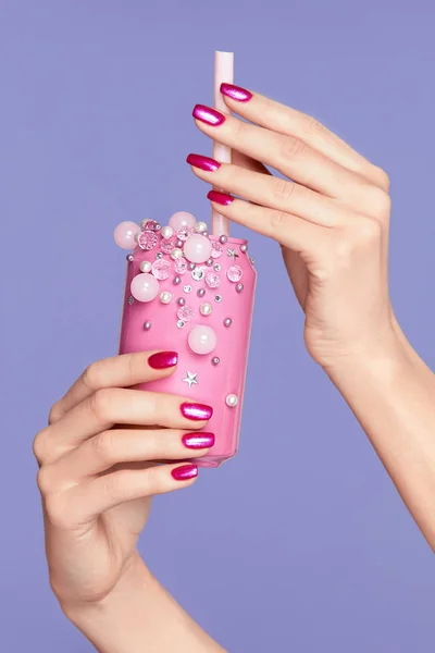 粉红色的指甲。妇女用苏打罐头在手 — 图库照片
