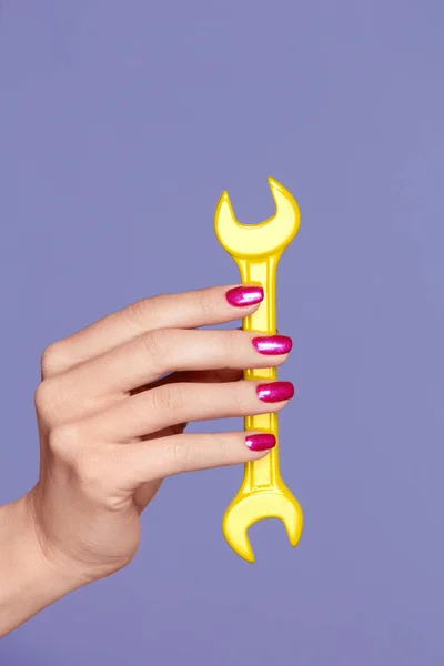 Mode-Nagelkunst. rosa Nägel auf lila Hintergrund — Stockfoto