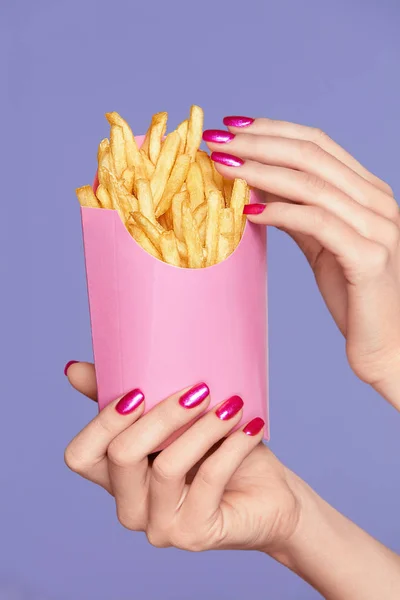 粉红色的指甲。女性手和薯条 — 图库照片