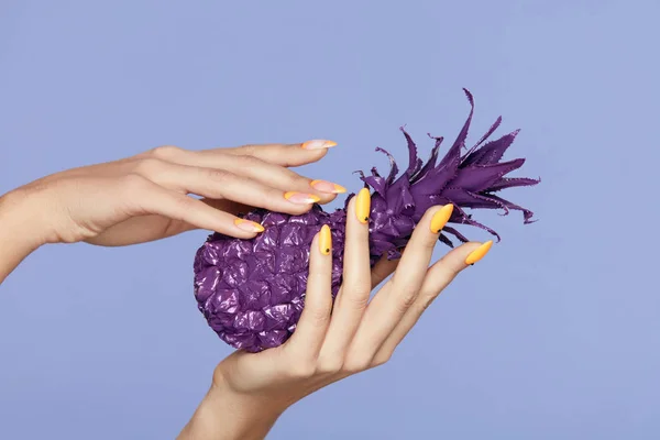 Nägel-Maniküre. Hand mit stylischen Nägeln mit lila Ananas — Stockfoto