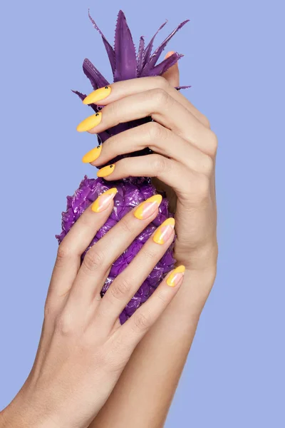 Oranje nagels. Vrouw met stijlvolle nagels — Stockfoto