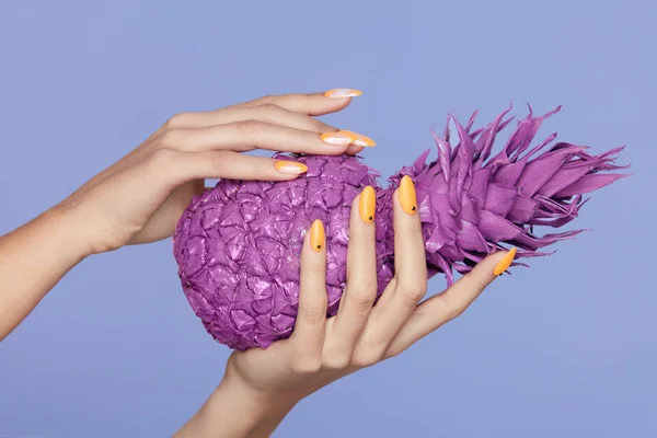 Nägel-Maniküre. Hand mit stylischen Nägeln mit lila Ananas — Stockfoto