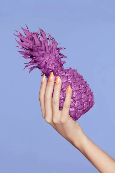 Nägel-Maniküre. Hand mit stylischen Nägeln mit lila Ananas — Stockfoto