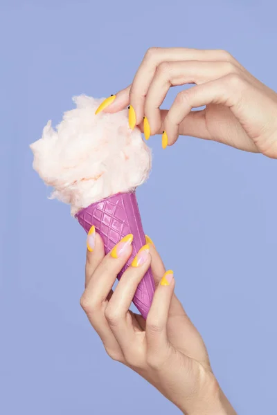 Arte das unhas. Mãos com unhas coloridas e sorvete de algodão — Fotografia de Stock