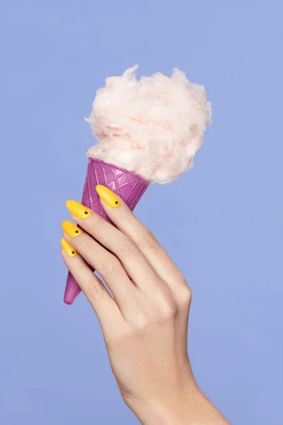Nail Art. Ręce z kolorowe paznokcie i bawełny cukru lody — Zdjęcie stockowe