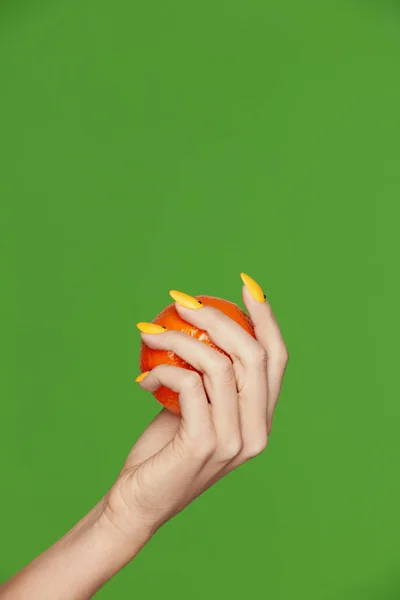 Nails Design. Ręce z Manicure moda trzymając pomarańczowe — Zdjęcie stockowe