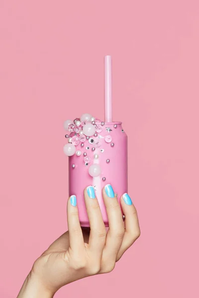 Unhas azuis. Mulher com lata de refrigerante nas mãos — Fotografia de Stock