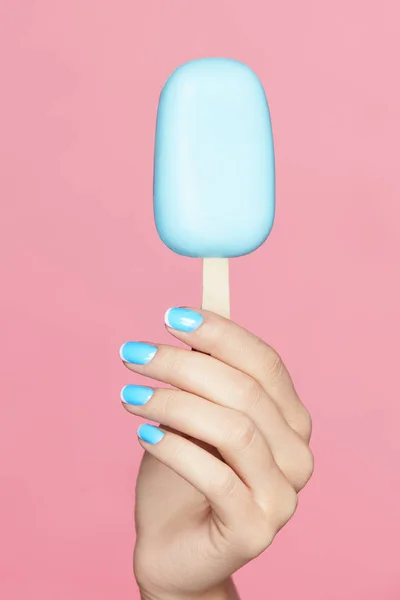 Beauty Blue Manicure. Mulher mão com unhas Arte . — Fotografia de Stock