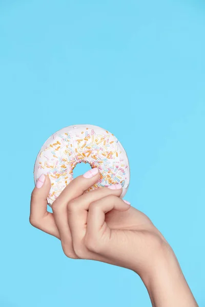 Manicure. Mão com unhas pastel segurando Donut — Fotografia de Stock