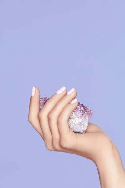 Manicura. Mano con uñas elegantes sosteniendo la piedra preciosa púrpura — Foto de Stock