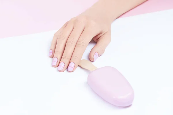 Pastel Nails. Mano con uñas de moda — Foto de Stock